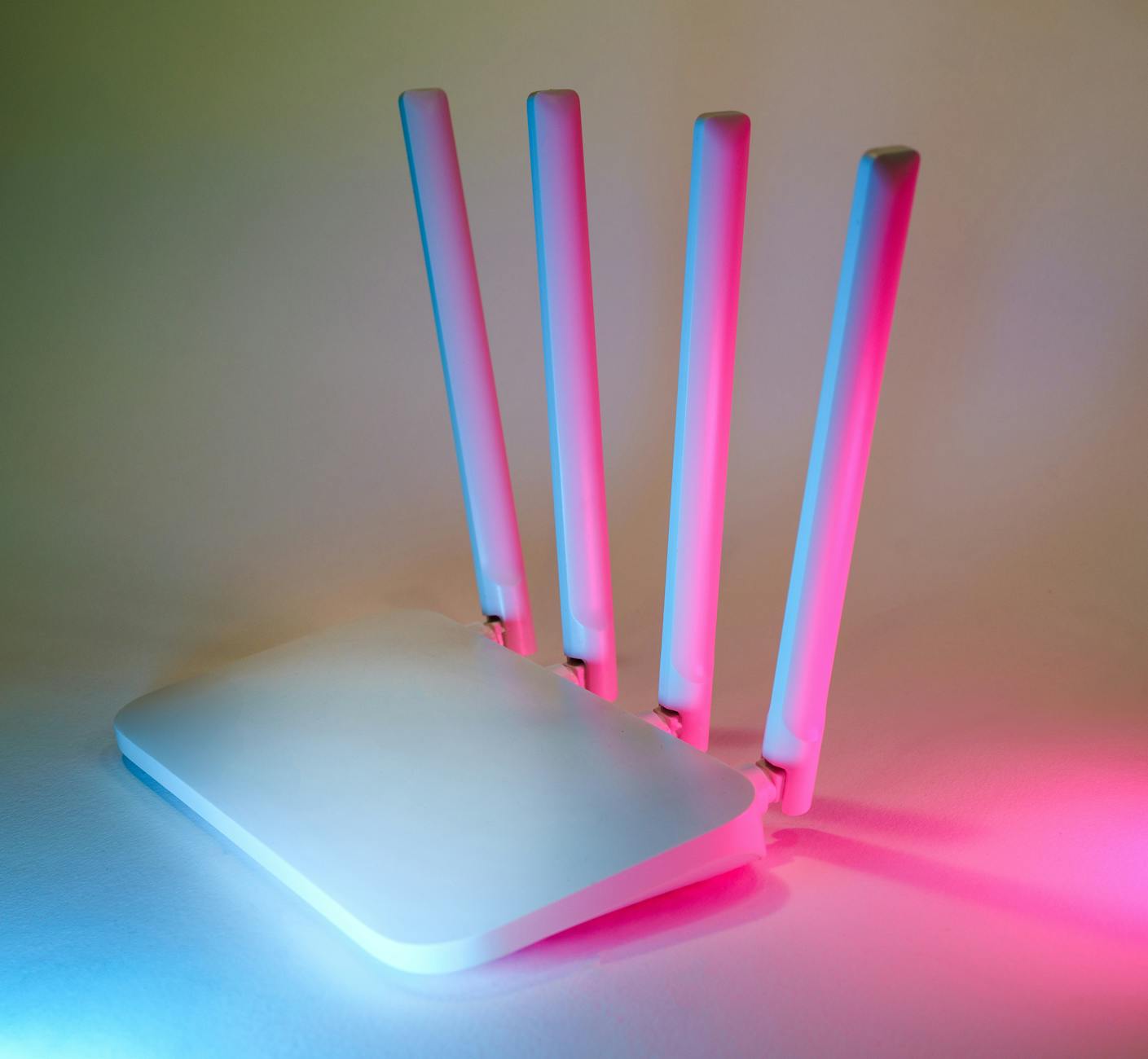 Nowoczesny router Wi‑Fi oświetlony kolorowymi neonowymi światłami